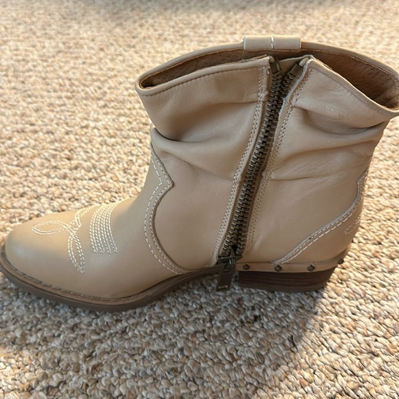 Sundance booties NIB - Picture 4 of 5